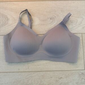 Elegant Seamless Bra in Soft Gray